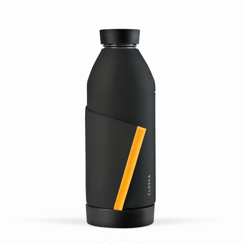 Gourde en verre avec un revêtement en silicone noir et une fixation orange. Gourde design minimaliste, pratique, deux ouverture, laniére pour fixer la gourde Closca partout, sur le vélo, le sac. Chez Robin concept store homme; boutique en ligne de cadeau pour homme. Annecy