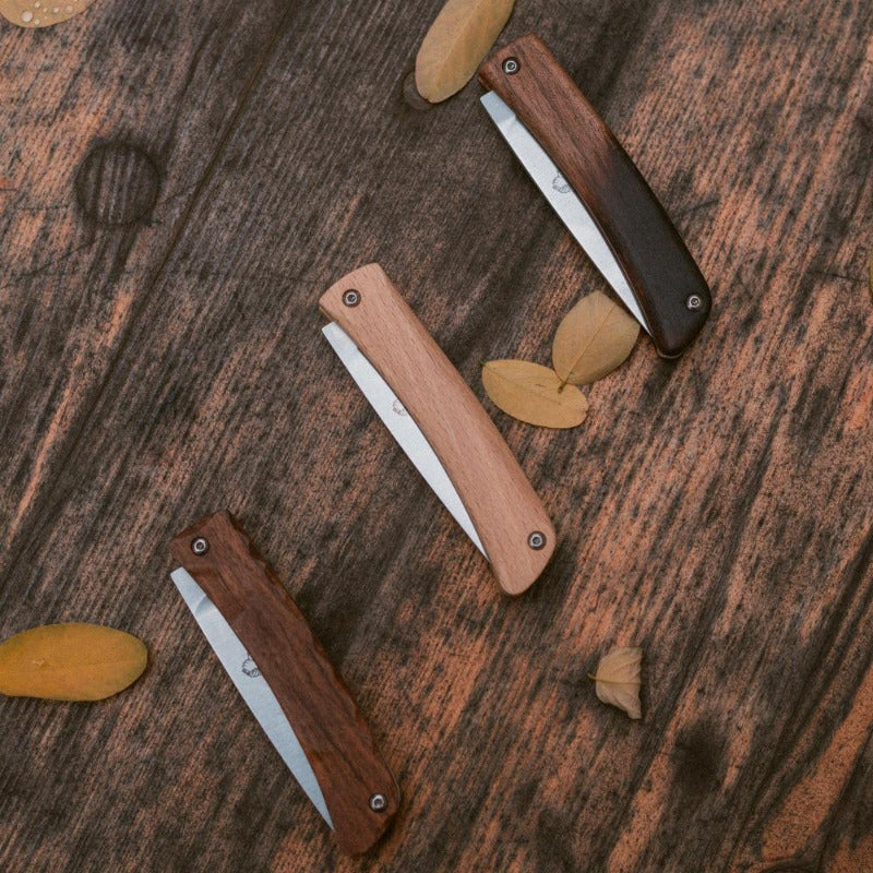 Couteau pliant Acolyte en bois de hêtre ou de noyer made in France. Lame de Thiers, manche en bois français. Couteau à fabriquer sois même 100% français. Chez Robin concept store, boutique en ligne de cadeau pour homme. Annecy