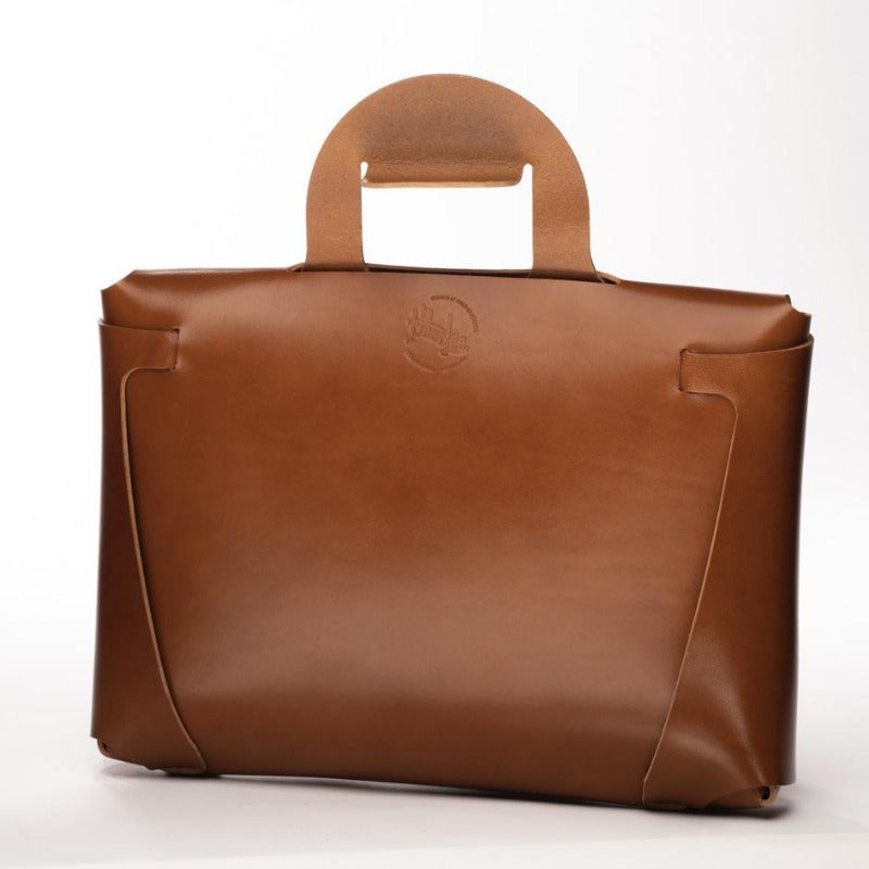 Sacoche en cuir pour ordinateur portable 13 pouces, 15 pouces. Attaché case en cuir. Cartable en cuir La Bouclée chez Robin concept store homme, boutique en ligne de cadeau masculin. Annecy, Lyon, Paris.