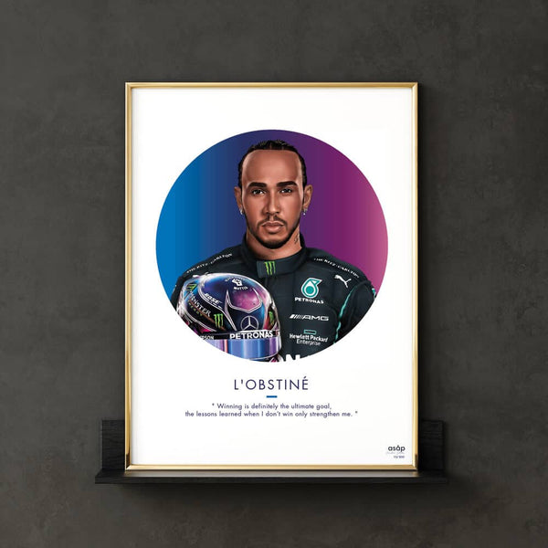 Portait de Lewis Hamilton 7 fois champion du monde de Formule 1. Affiche artprint sur fond dégradé posé sur une étagére en décoration.