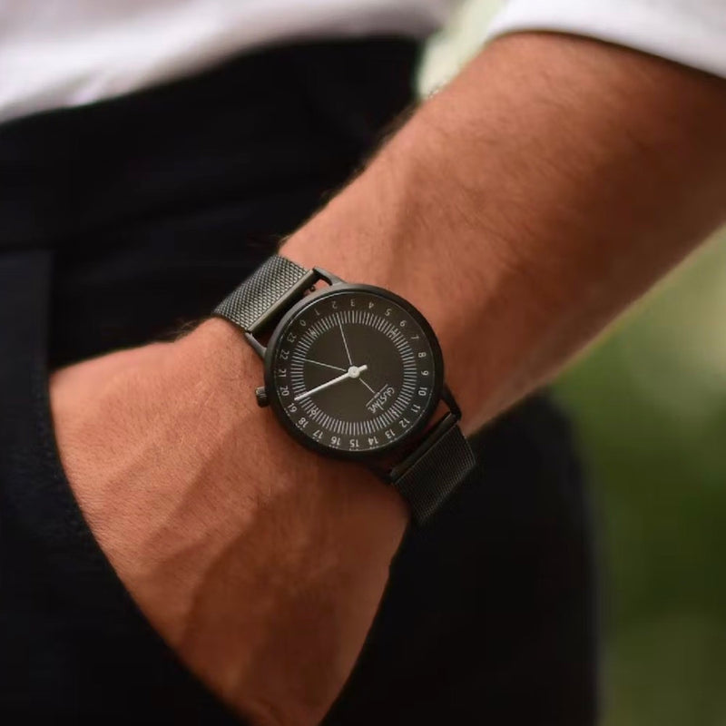 Montre 24h mono-aiguille avec cadran noir et bracelet milanais noir. Idée cadeau homme