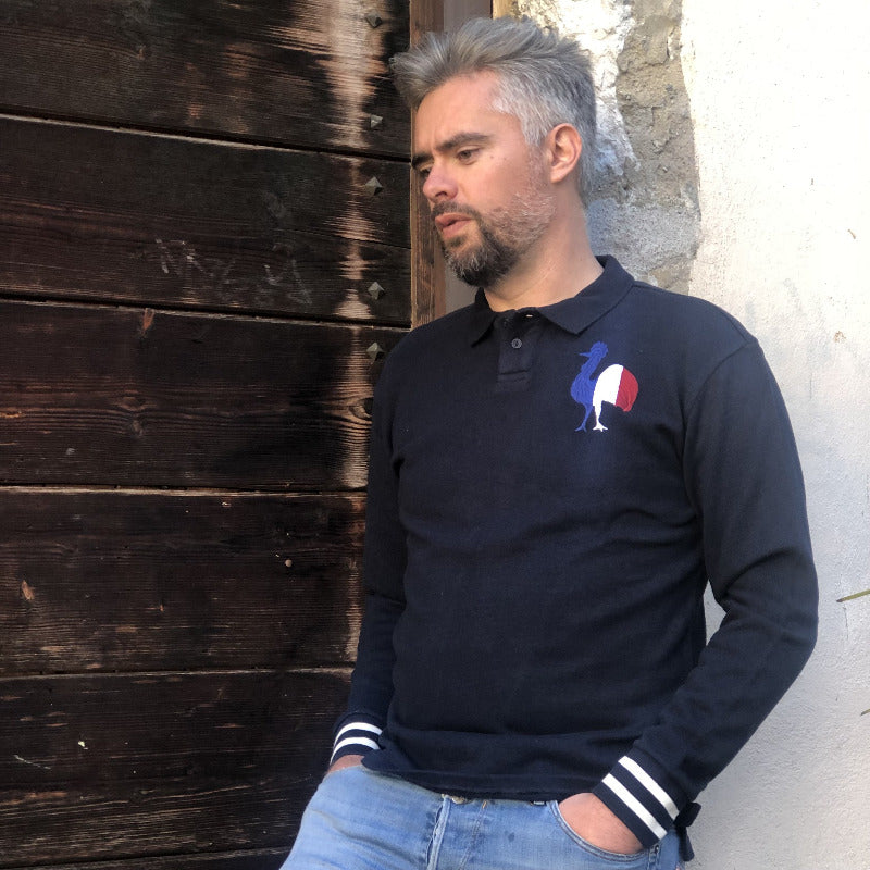 Polo 1er coq de la marque Sports d'époque. Polo bleu marine à manche longue avec emblème du coq tricolor brodé sur le coeur. Vêtement homme chez Robin concept store, boutiqiue pour homme Annecy.