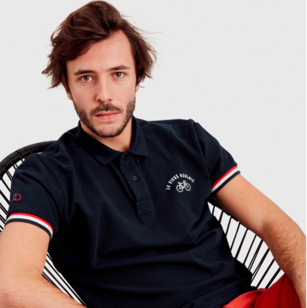 Polo le vieux gaulois bleu avec bord de manche tricolore avec un vélo brodé sur le torse. T-shirt de marque française fabriqué au Portugal. Chez Robin concept store masculin. Boutique en ligne de cadeau homme.