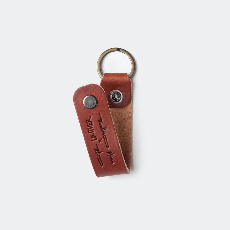 Porte-clés en cuir avec bouton pression Cobrax parfait pour l'accrocher à la ceinture.