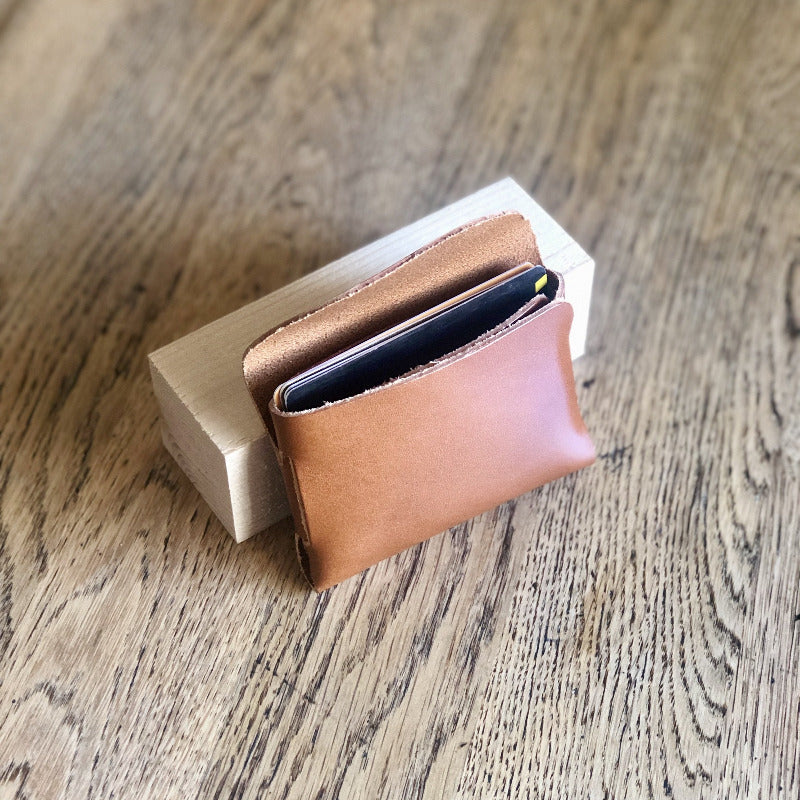 Porte cartes minimaliste en cuir fait main à Lyon