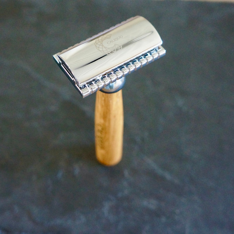 Rasoir de sécurité de la marque Caliquo avec manche en bois de chêne. Cadeau pour homme.