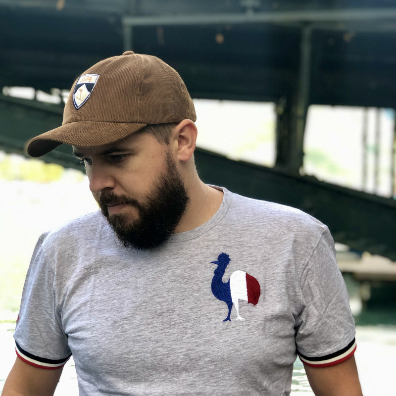 T-shirt gris chiné avec coq tricolore brodé et bord des manches bleu, blanc, rouge.