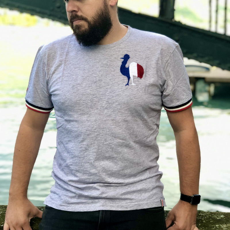 Tee-shirt gris chiné avec coq brodé bleu, blanc, rouge de la marque Sport d'époque.