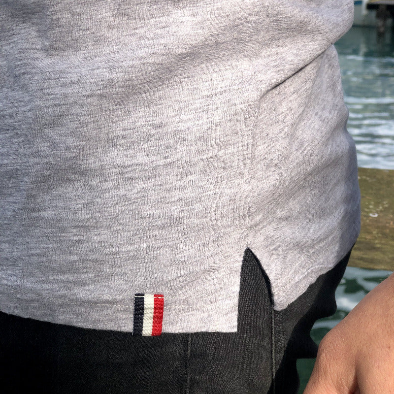 Bas du t-shirt 1er coq brodé de la marque Sport d'époque avec petite bande bleu, blanc, rouge.