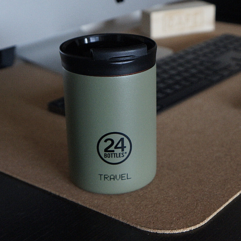 Gobelet travel tumbler sage 24 bottles. Mug de voyage isotherme en inox de couleur vert olive.